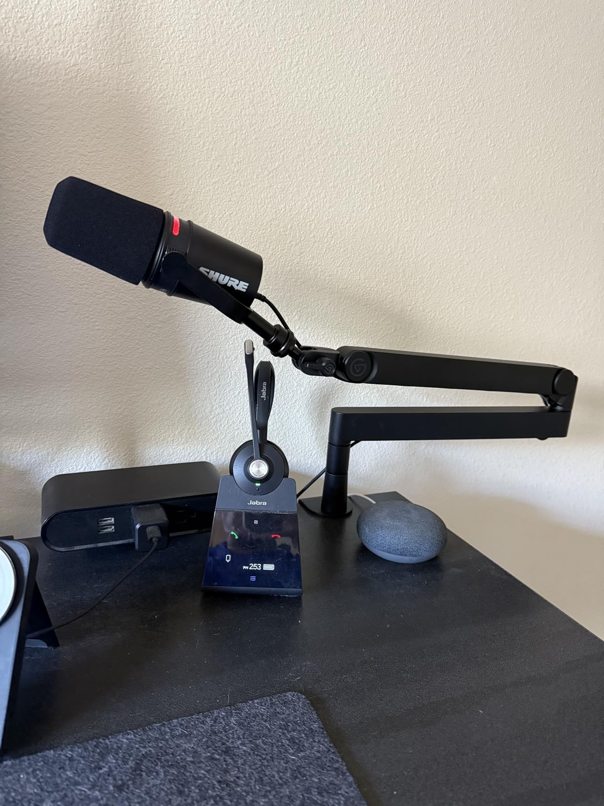 Elgato Wave Mic Arm Pro, Gas Spring Microphone Arm | Supports up to 3kg, Silent gas-spring adjustment, Hidden cable channels, Padded clamp, Compatible with most mic brands customer photo 1