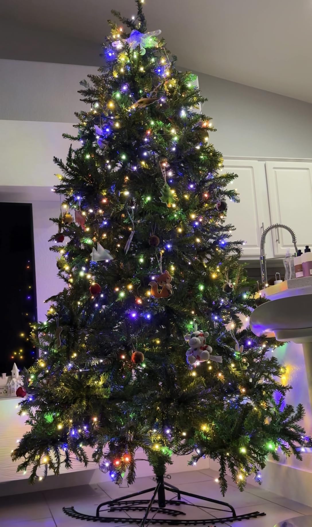 YITAHOME Pre-Lit Flocked Artificial Christmas Tree with Remote, 6.5 FT Snow Flocked Natural Layered Christmas Tree with 760 PE & PVC Mixed Tips and 350 Lights for Home, Office, Party Decoration customer photo 1