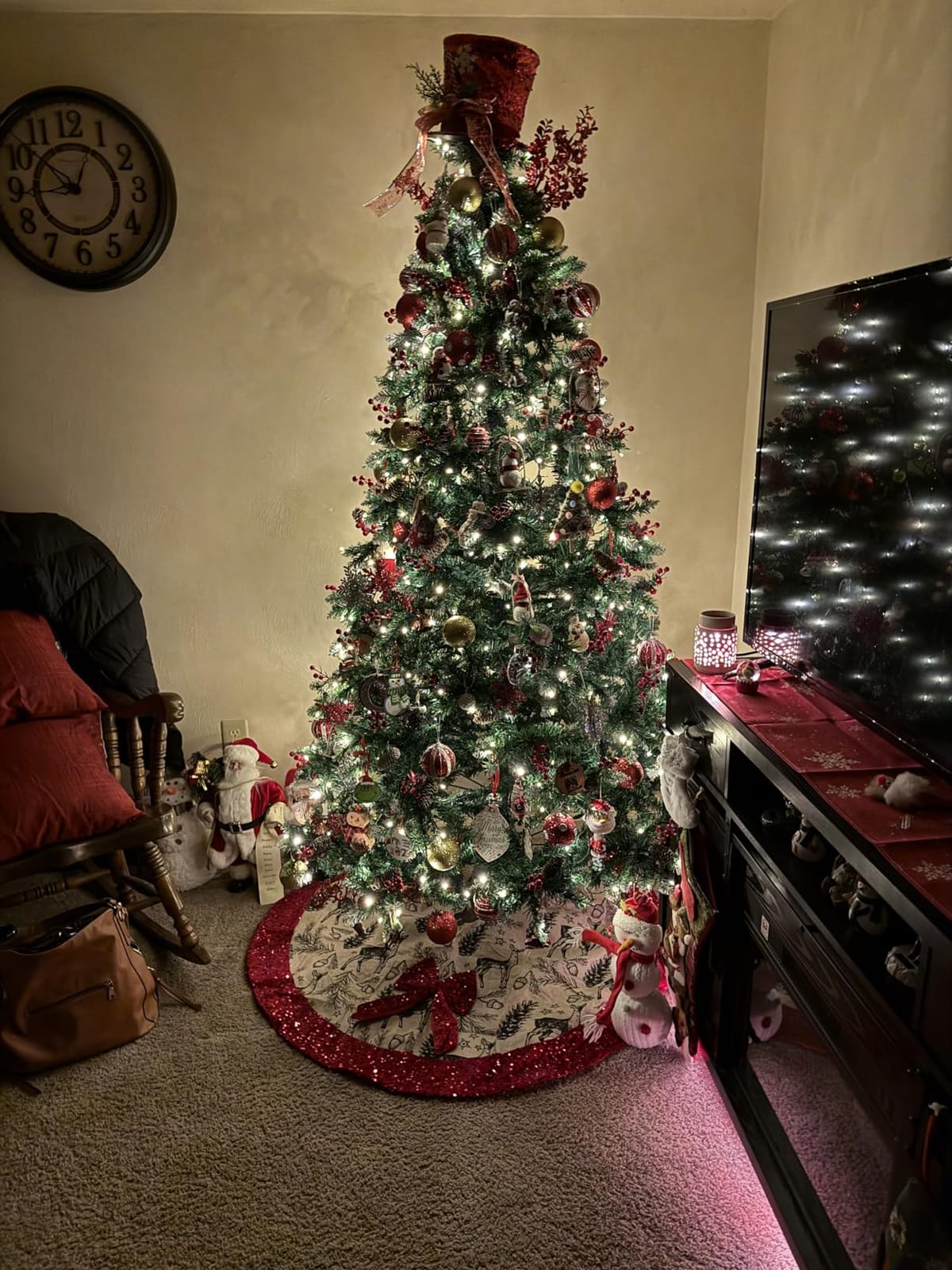 YITAHOME Pre-Lit Flocked Artificial Christmas Tree with Remote, 6.5 FT Snow Flocked Natural Layered Christmas Tree with 760 PE & PVC Mixed Tips and 350 Lights for Home, Office, Party Decoration customer photo 2