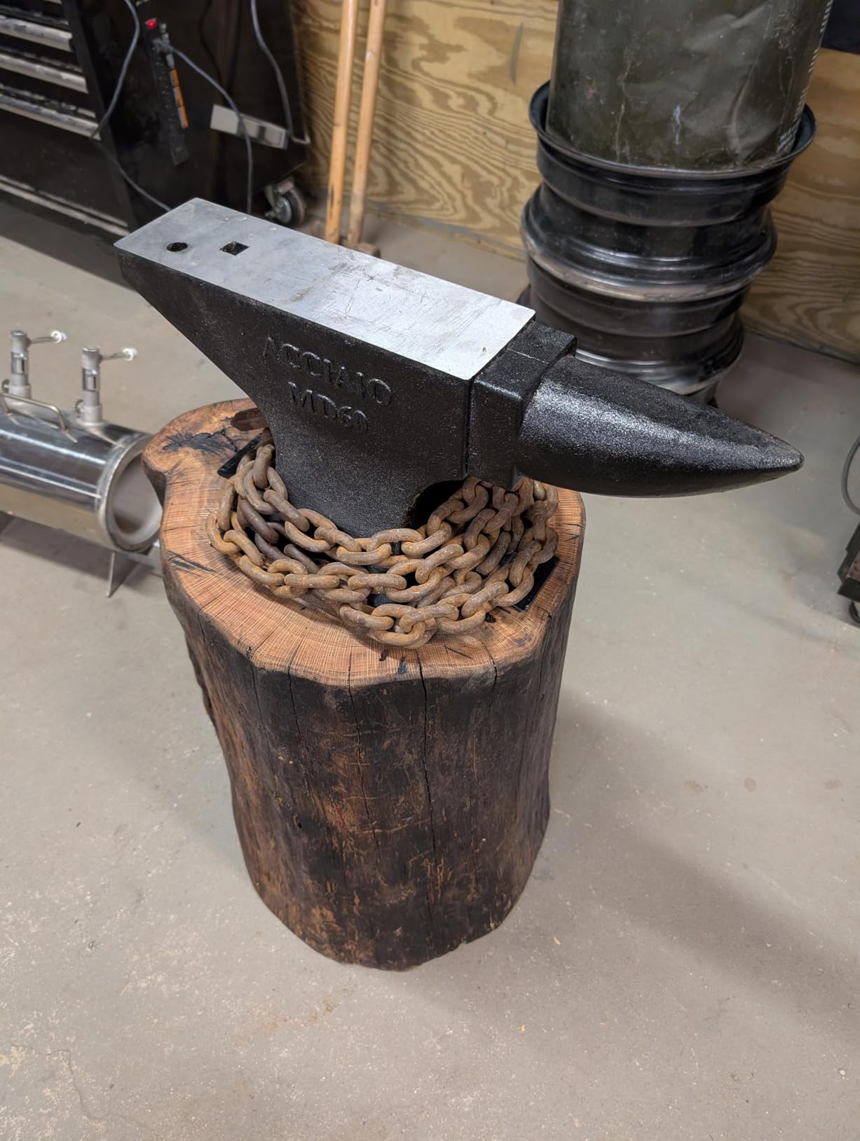 Cast Steel Anvil, 132 Lbs(60kg) Single Horn Anvil, High Hardness Round Horn Anvil Blacksmith with Large Countertop and Stable Base, Metalsmith Tool for Bending and Shaping, Black customer photo 2
