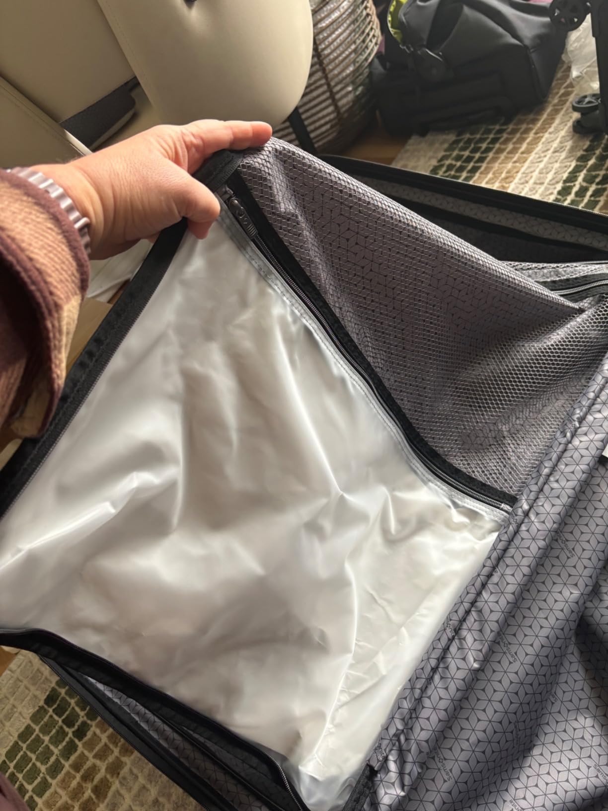 Octiv Lightweight Hardshell 28-Inch Large Checked Luggage - Durable & Impact Resistant, 360° Aero Trac Spinner Wheels, Silver customer photo 1