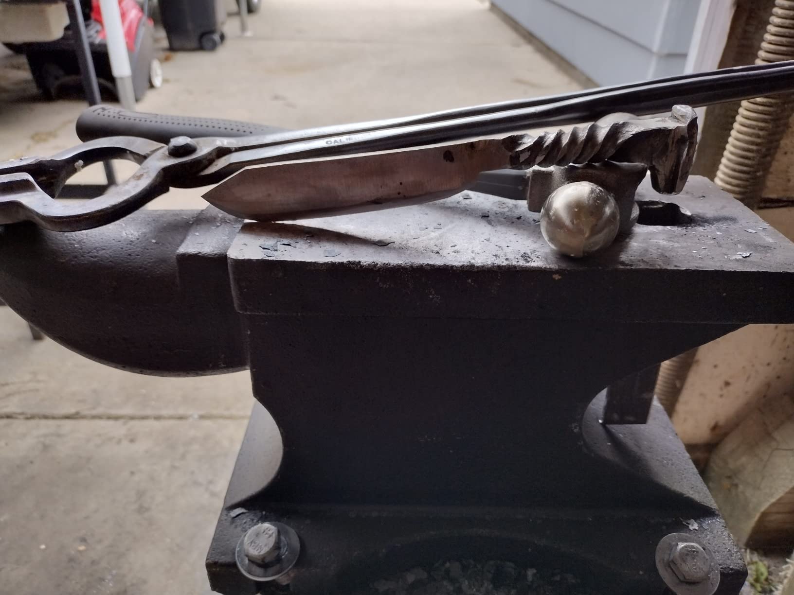 VEVOR Cast Steel Anvil, 105 Lbs Double-Horn Anvil with Large Countertop and Stable Base, High Hardness Rugged Round Horn Anvil Blacksmith, for Bending, Shaping customer photo 1