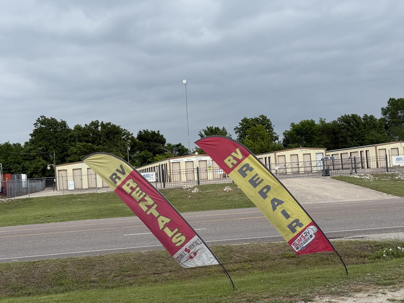 VEVOR Feather Flag Pole Kit 4 Packs, 16.3 ft Swooper Flag Pole, Sign Flag Poles for Business Advertising Feather Flags Banner Outdoor, with Ground Stakes and A Carrying Bag (Flag Not Included) customer photo 2