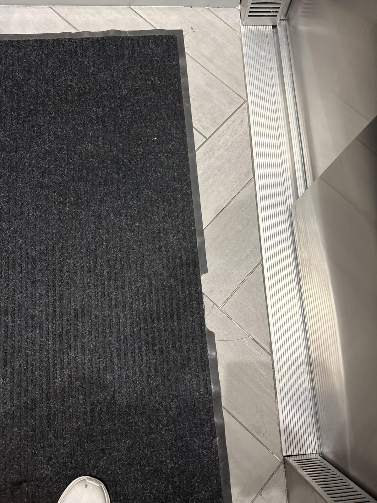 TANYOYO 4' X 6'Ft(48x72inches) Commercial Grade Walk Off Door Floor Mat, Brush Step Entrance Mat Vinyl Backed Utility Doormat Heavy Duty Floor Rugs Commercial Outdoor Carpet Indoor Entrance Mat, Grey customer photo 2
