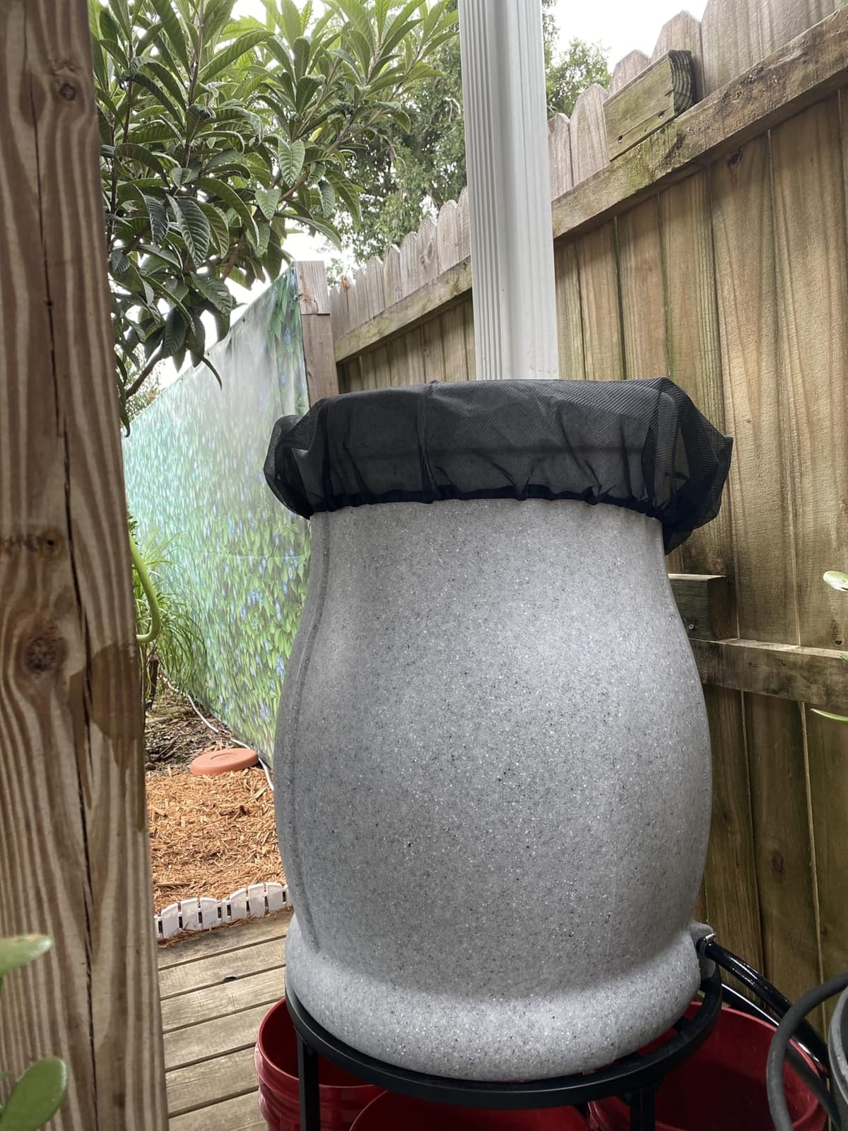 FCMP Outdoor 45-Gallon Catalina Rain Barrel - BPA-Free, Flat-Back Design with 3.5 Foot Garden Hose, Shut-Off Thumb Valve, and Fixed Lid, Black customer photo 2