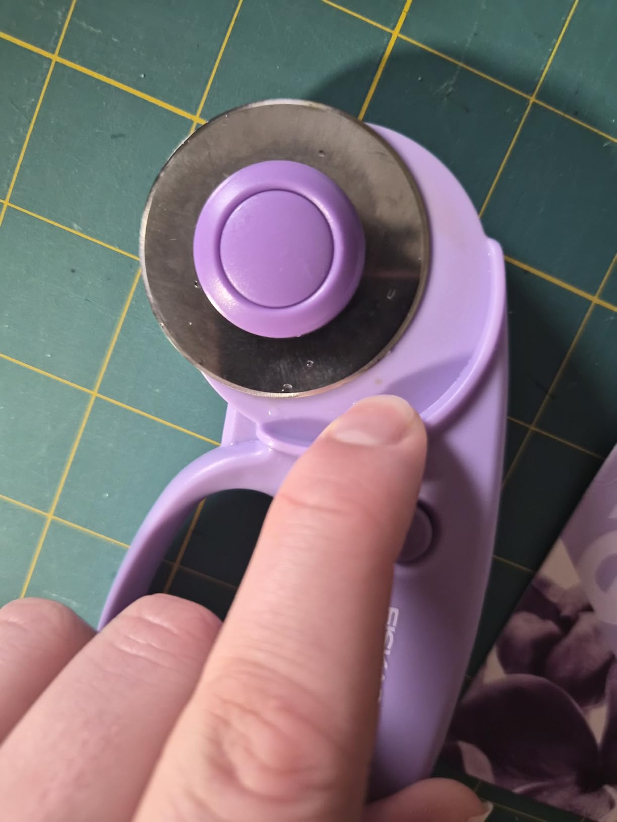Fiskars 45mm Loop Rotary Cutter for Fabric, Arts, Crafts & Sewing | Explore Collection Ultra Lilac, Precision Ground Steel Blade customer photo 2