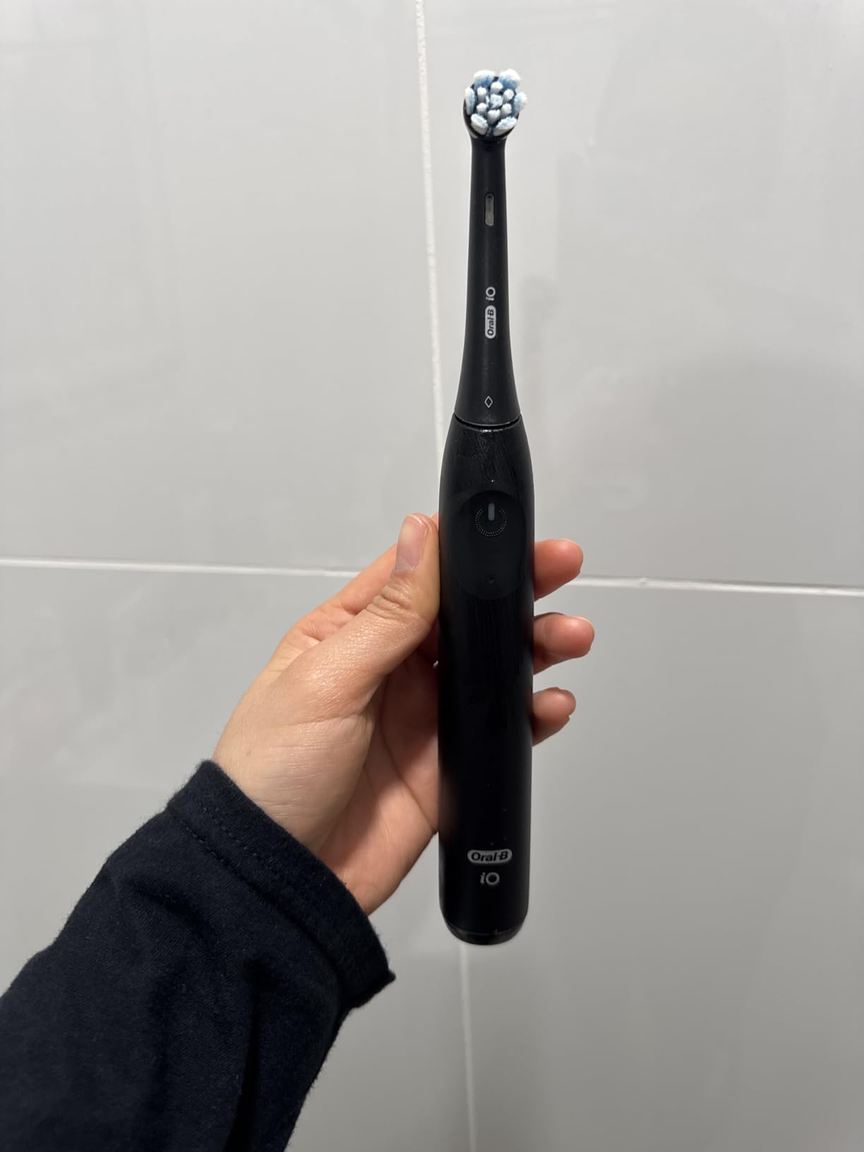 Oral-B iO Series 2 Limited Simple Clean Rechargeable Electric Toothbrush for Adults, Night Black, 3 Modes, Automatic Pressure Sensor for Gum Care, Travel Case customer photo 2
