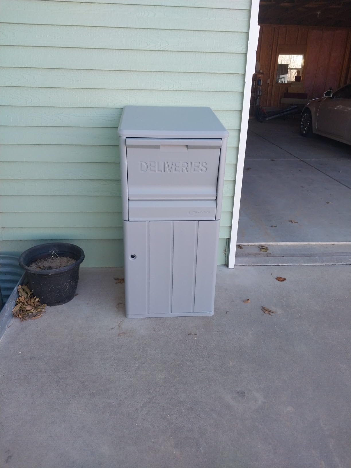 Suncast 33.5-Gallon Capacity Package Delivery Box, Parcel Drop Box with Lock, Weather Resistant Outdoor Storage Solution for Secure Package Deliveries, Made in USA customer photo 2