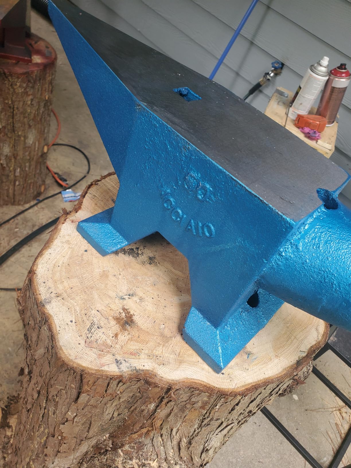 VEVOR Single Horn Anvil, 116lbs Cast Steel Anvil, High Hardness Rugged Round Horn Anvil for Blacksmiths, with Large Countertop and Stable Base, Metal Working Tool for Metal Bending, Shaping, Twisting customer photo 2
