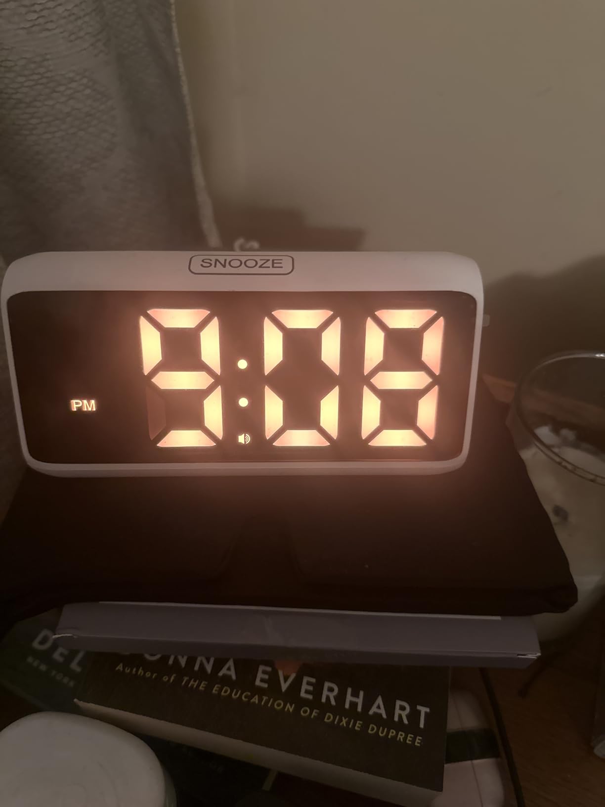 Netzu Loud Alarm Clock for Heavy Sleepers Black | Plug-in RGB Vibrating Alarm Clocks with Bed Shaker, 5 Dimmers, 2 Alarms and Snooze for Bedrooms Hearing Impaired Deaf Adults customer photo 2