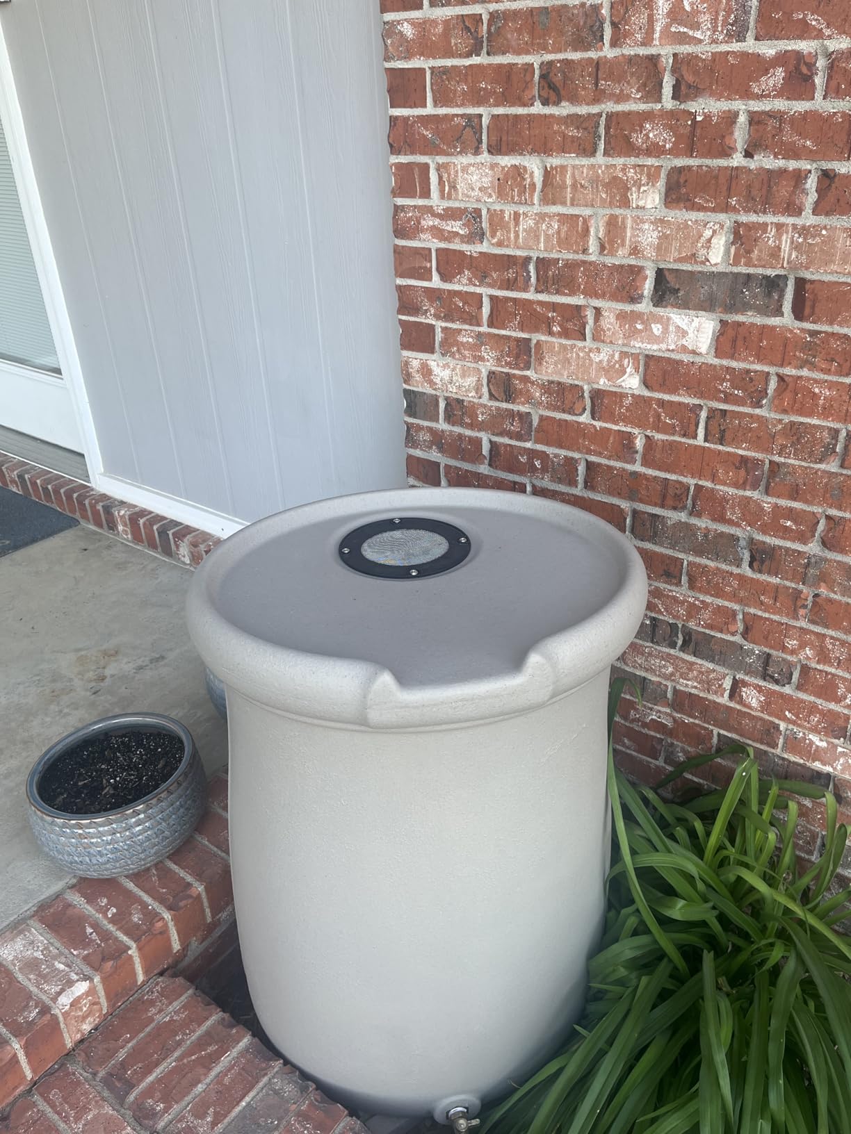 Step2 Fernway Rain Barrel, Outdoor Water Conservation Container, Holds 50 Gallons, Gray customer photo 1
