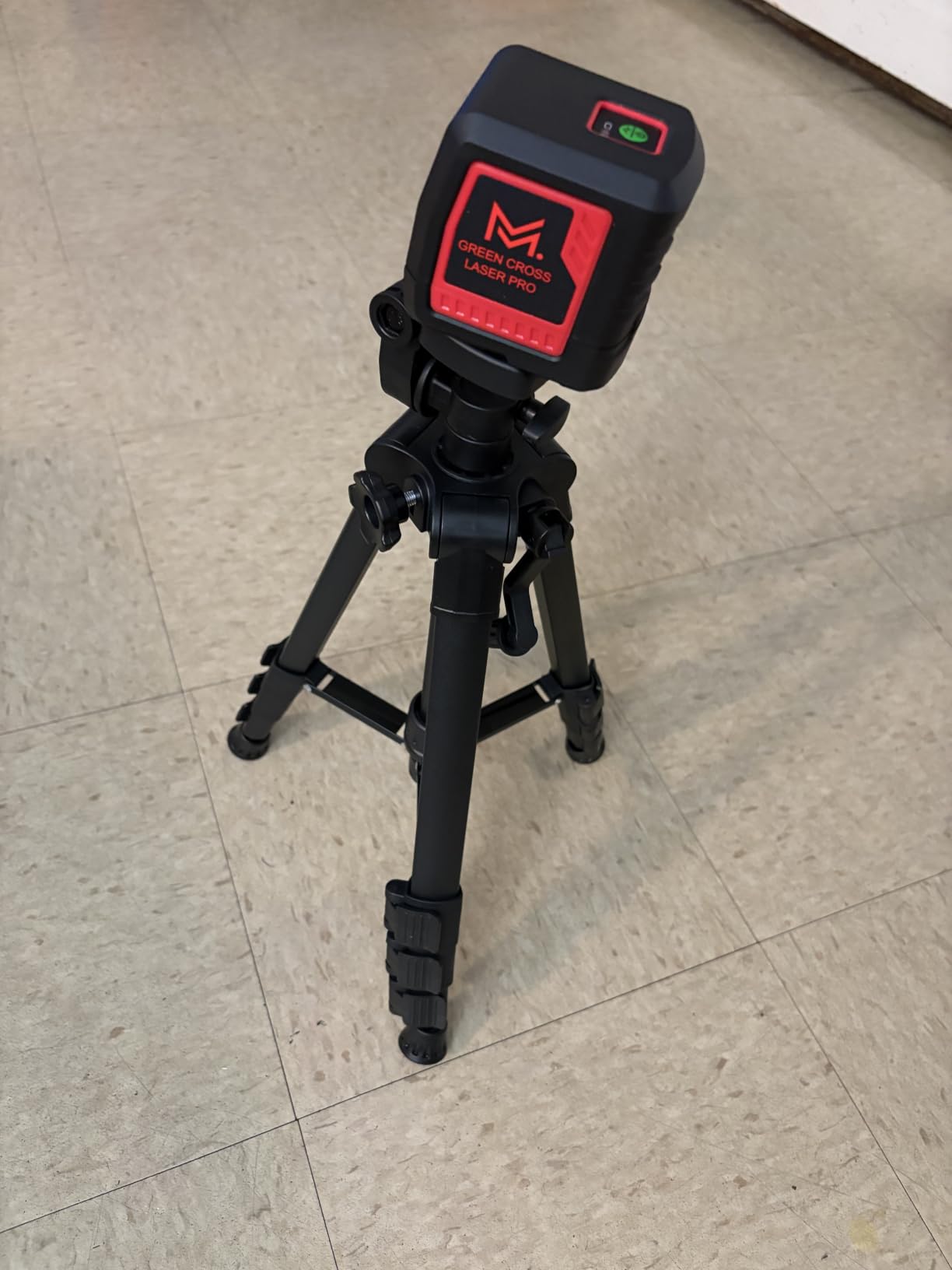Self Leveling Laser Level 100ft, Green Cross Line with Tripod, 4 Brightness Modes & Pulse Function, Manual & Self-Leveling Modes, IP54 Waterproof for Picture Hanging, Tile, DIY Construction customer photo 2