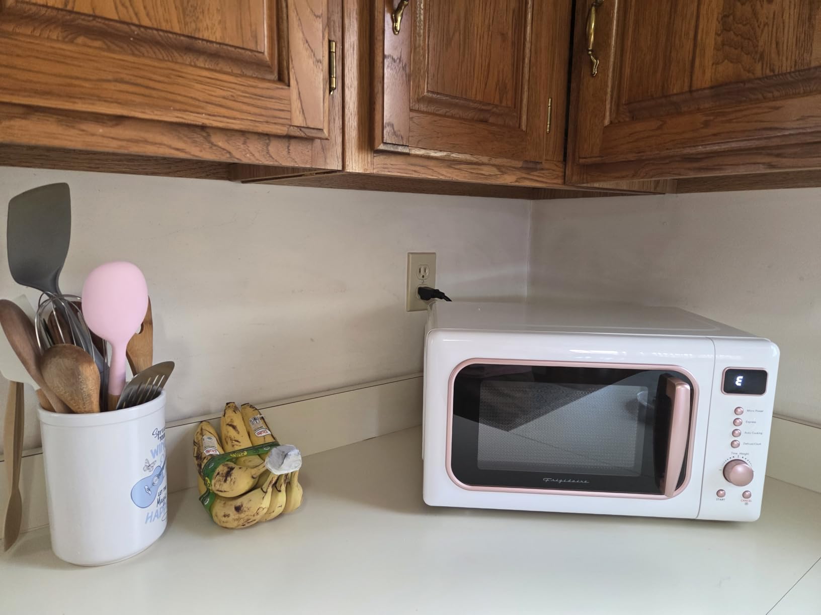 Frigidaire, 0.7 Cu. Ft. Retro Countertop Microwave Oven, 700W Compact Microwave with 8 Auto Cook Menus, Auto Defrost, 5 Power Levels, LED Display, Glass Turntable, Black Gold customer photo 2