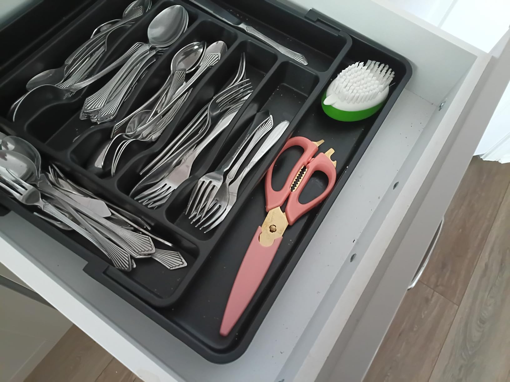 ukeetap Extra Large Expandable Silverware Organizer, Flatware Tray, Black | BPA-Free Food-Safe Kitchen Utensil Cutlery Drawer Organizer, Adjustable Silverware Holder for Spoons Forks Knives customer photo 1