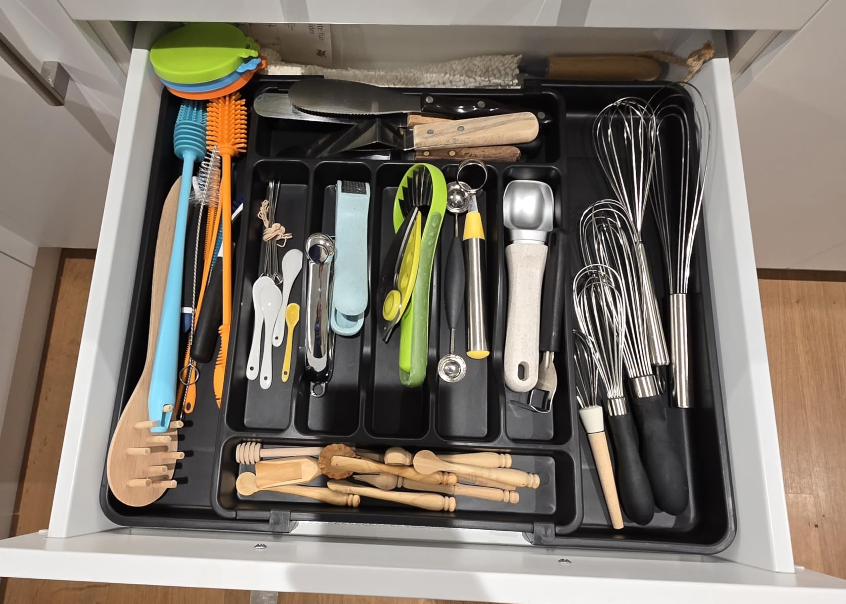 ukeetap Extra Large Expandable Silverware Organizer, Flatware Tray, Black | BPA-Free Food-Safe Kitchen Utensil Cutlery Drawer Organizer, Adjustable Silverware Holder for Spoons Forks Knives customer photo 2