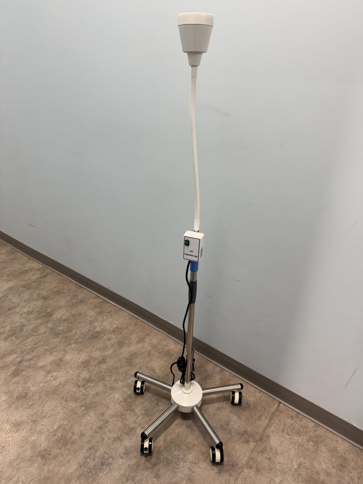 21W LED Medical Exam Lamp Surgical Examination Light with 360° Adjustable Illumination, Floor Stand Type Dental-Oral & Gynaecology Outpatient Cold Light Lamp for Clinical Examinations customer photo 1