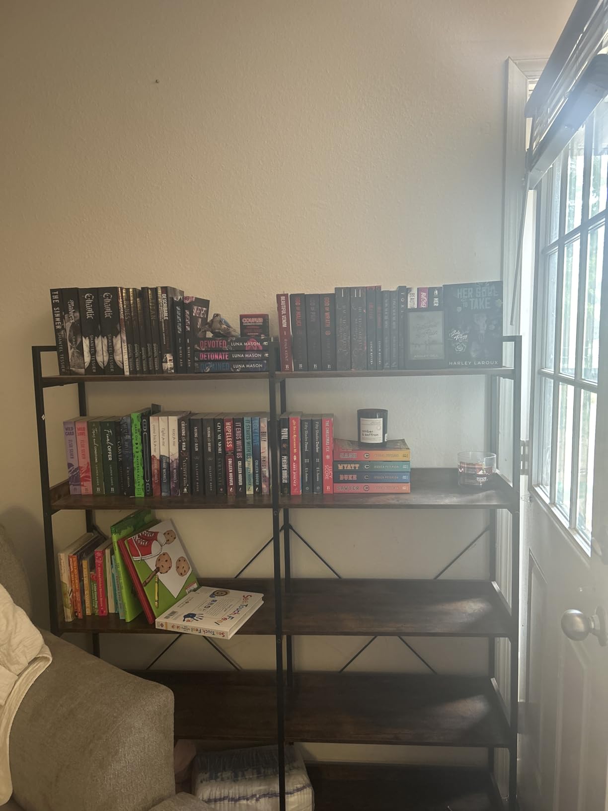 Huuger 5 Tier Bookshelf, Display Bookshelf with 10 Open Shelves and Raised Baffle, 47.2 Inch Straight Wide Bookcase with Metal Frame and Wooden Board, Adjustable Feet, Rustic Brown customer photo 2