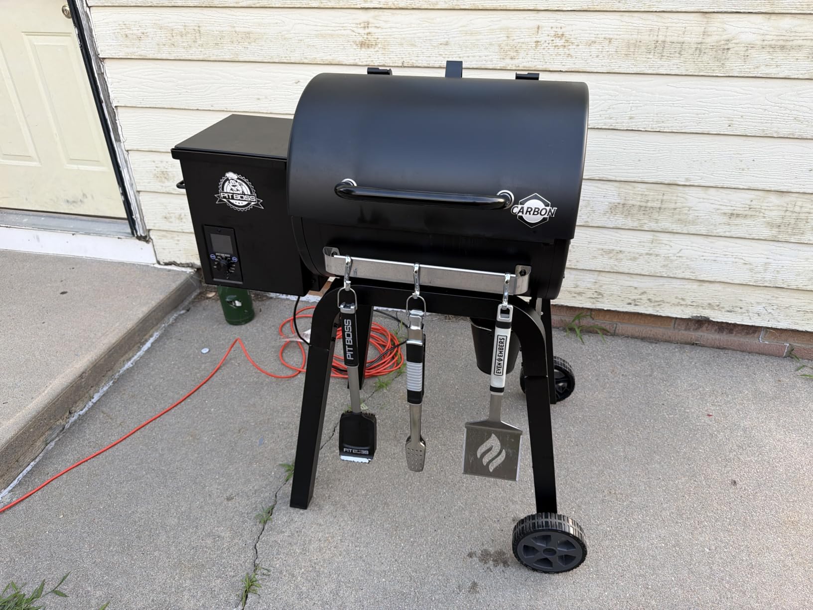 700 Carbon Series Wood Pellet Grill & Smoker with LCD Digital Controller, 718-Sq. in. Cooking Space, 180°F to 500°F Temperature Range, Meat Probe, 13.5 lb. Pellet Hopper customer photo 2