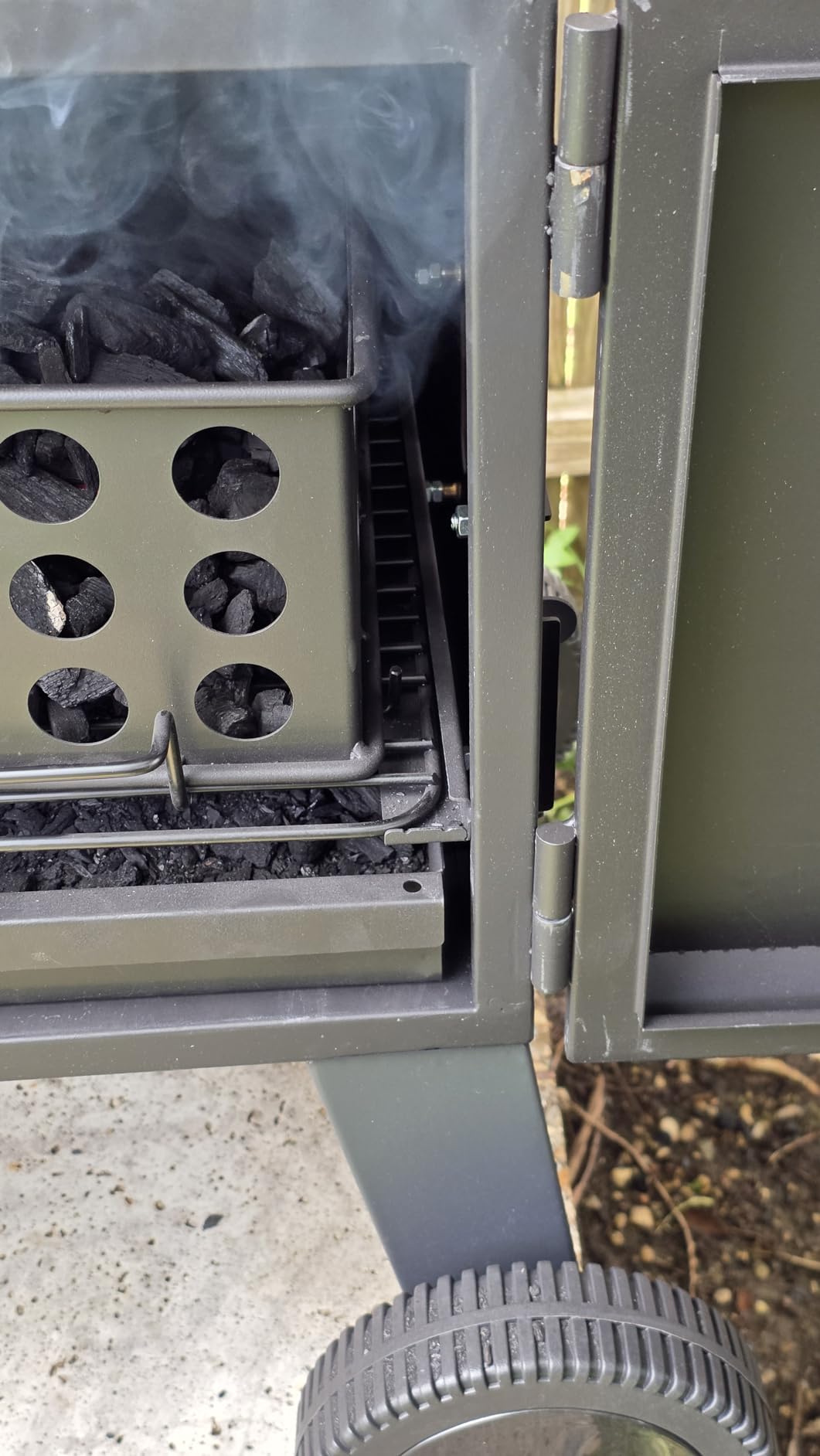 VEVOR Charcoal Offset Smoker, Heavy-Duty Steel BBQ Offset Smoker with Side Firebox, Movable Outdoor Barbecue Smokers with 6 Adjustable Grates, Thermometer & Air Vents for Backyard Patio Party Cooking customer photo 1