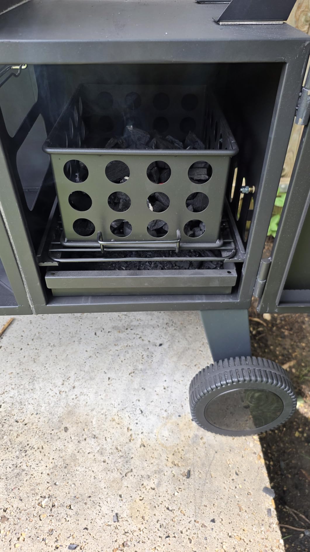 VEVOR Charcoal Offset Smoker, Heavy-Duty Steel BBQ Offset Smoker with Side Firebox, Movable Outdoor Barbecue Smokers with 6 Adjustable Grates, Thermometer & Air Vents for Backyard Patio Party Cooking customer photo 2