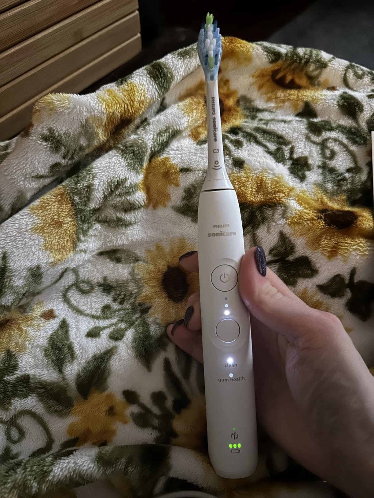 Philips Sonicare 5900 Series Electric Toothbrush, Pressure Sensor, 6 Brushing Settings, SmarTimer, BrushPacer, 21-Day Runtime, Gentle Professional-Clean Feel, for Sensitive Gums, Black, HX7131/02 customer photo 2