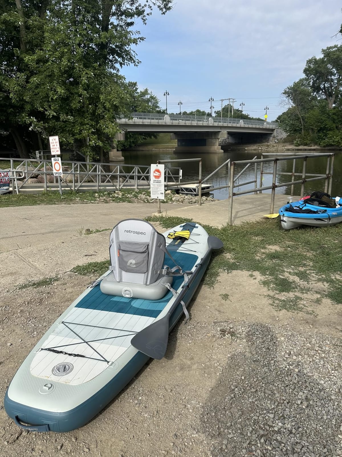 Retrospec Weekender Plus 10' Inflatable Stand Up Paddleboard Double Layer PVC iSUP Bundle w/Carrying case, 3 Piece Adjustable Aluminum Paddle, 3 Removable fins, Pump, and Cell Phone case customer photo 1