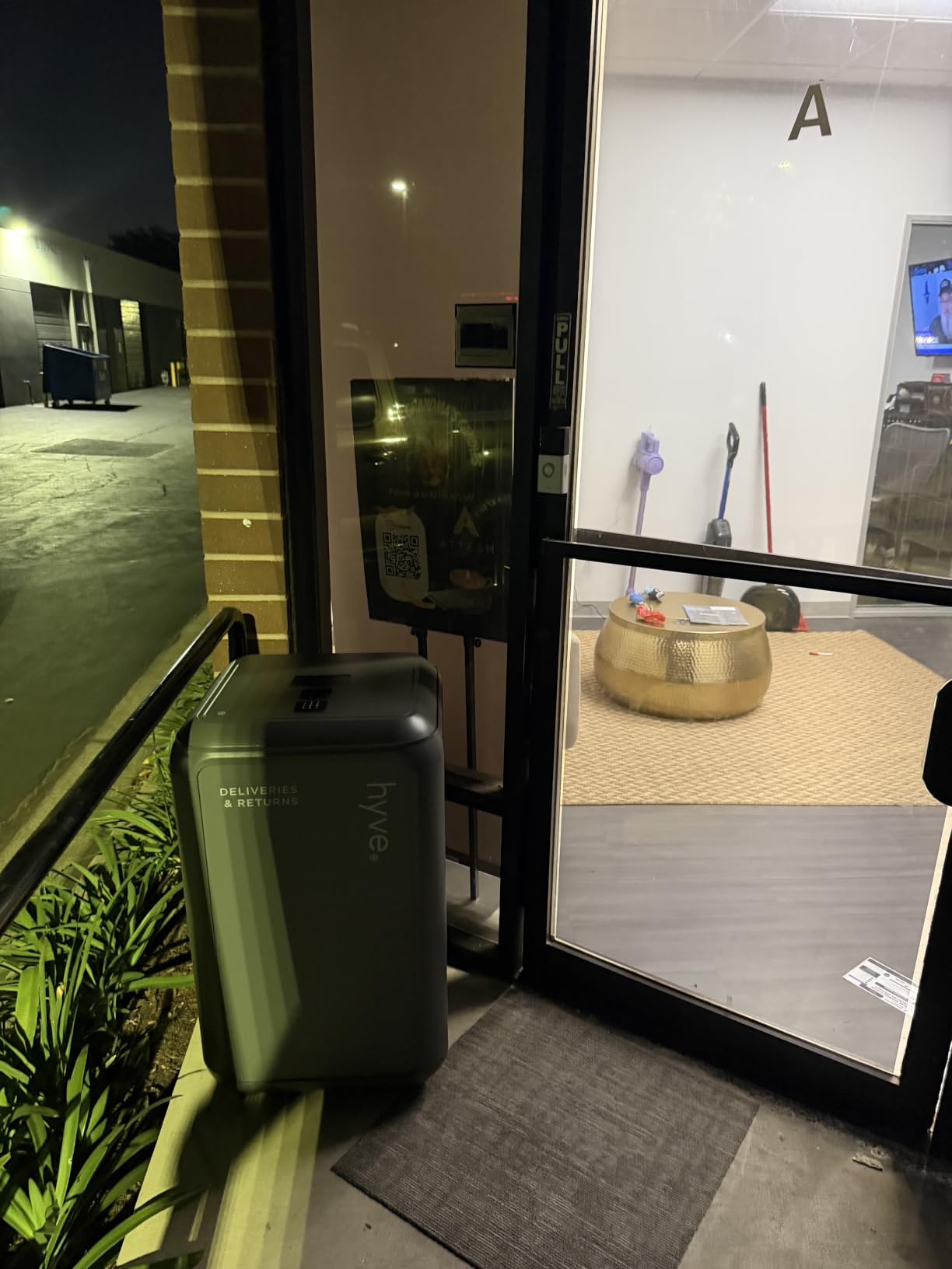 hyve Smart Package Delivery Box for Outside - Secure Deliveries and Returns customer photo 1