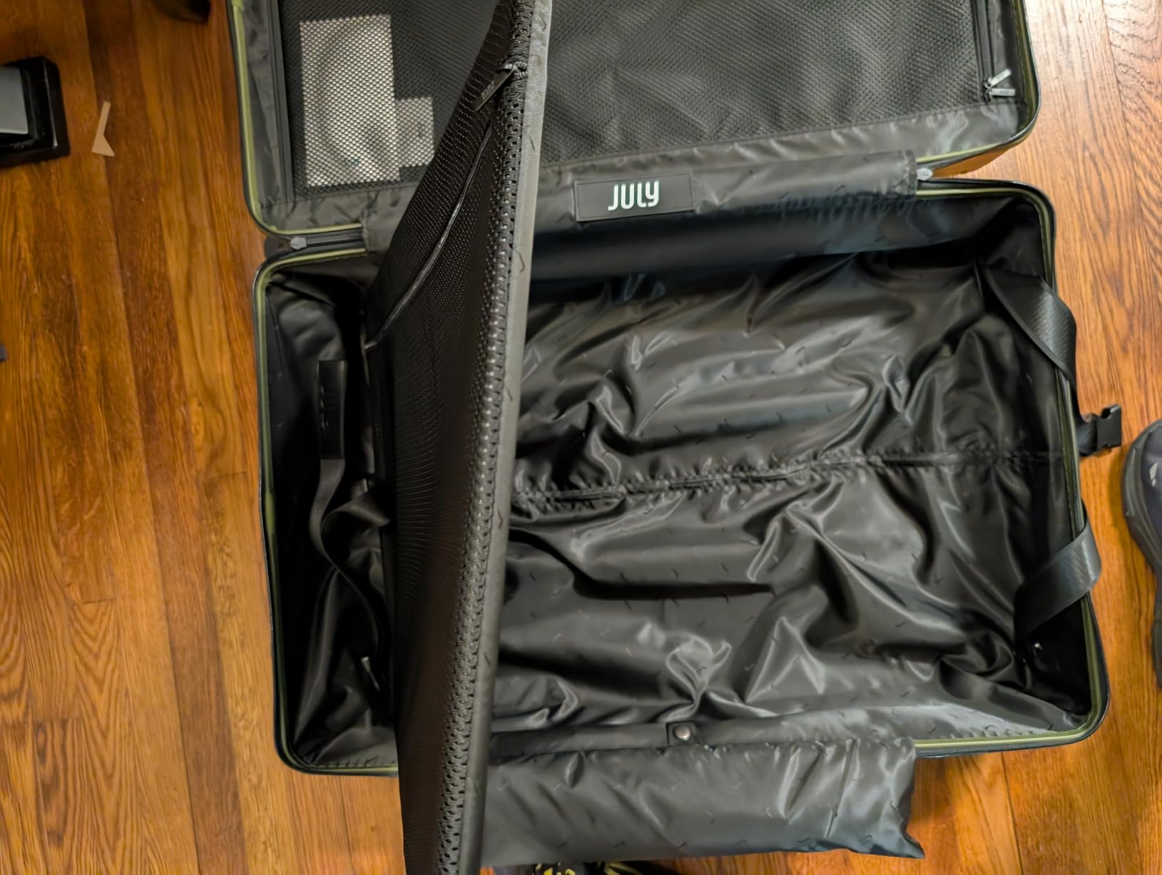 Checked Plus Luggage with CaseSafe Smart Tracking, 28.75