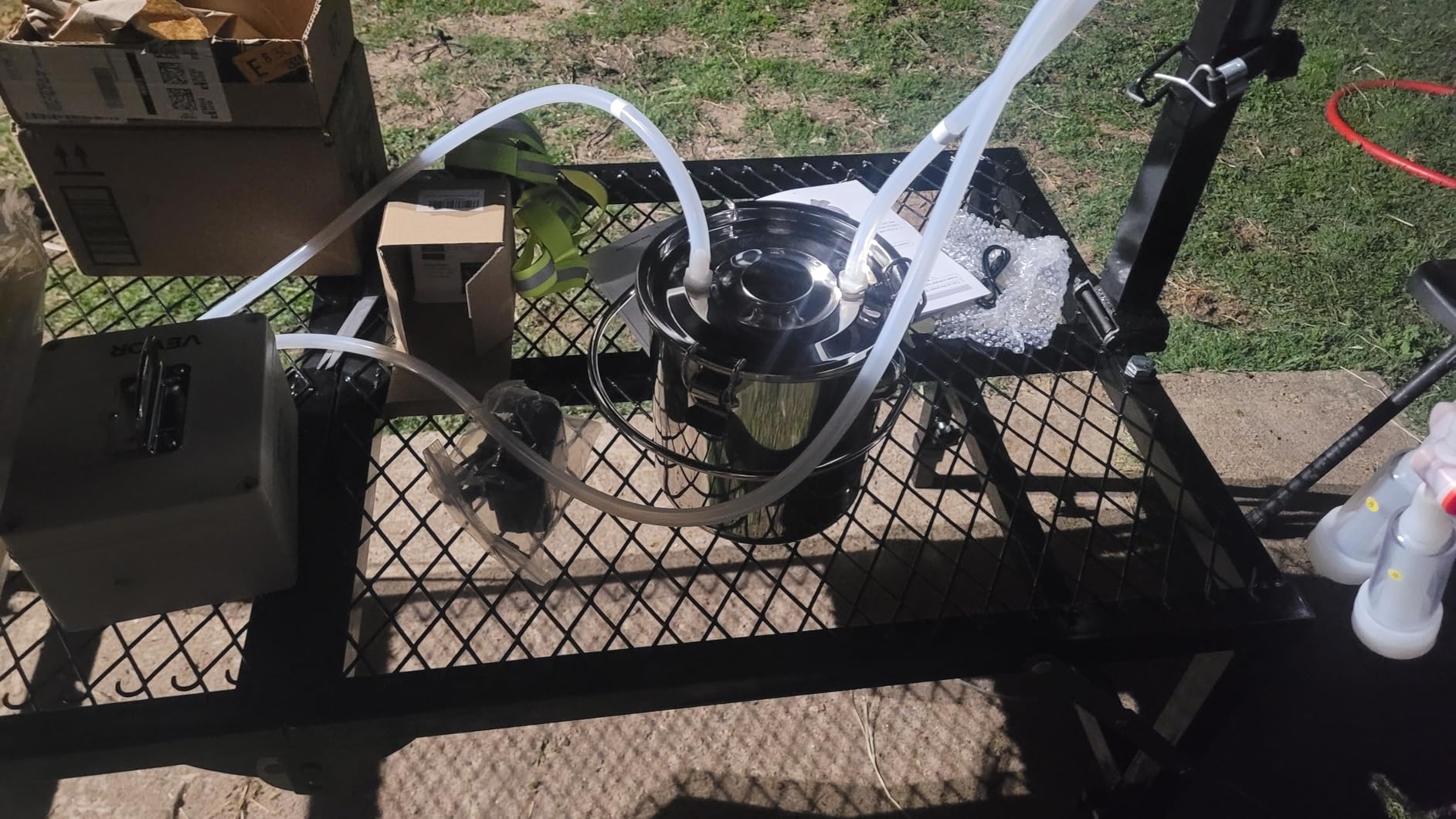 VEVOR Goat Milking Machine, 0.8 Gal / 3 L Food-Grade Stainless Steel Bucket, with 5200 mAh Rechargeable Battery, 2 Teat Cups, Cordless Portable Pulsation Vacuum Electric Milking Machine for Goats Only customer photo 1
