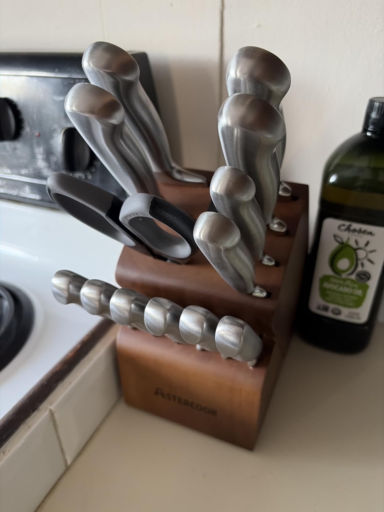 Astercook Knife Set 15 Piece German Steel Kitchen Knife Block Set | Wooden Block, Built-in Sharpener, One-Piece Design, Razor Sharp, Rust-Resistant, 6 Steak Knife, Full Tang customer photo 1