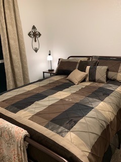 VASAGLE End Table with Charging Station, Narrow Side Table, Nightstand | Tapered Legs, Curved Transitions, for Small Spaces, Bedroom, Honey Brown, MAEZO Collection ULET329K101S customer photo 1