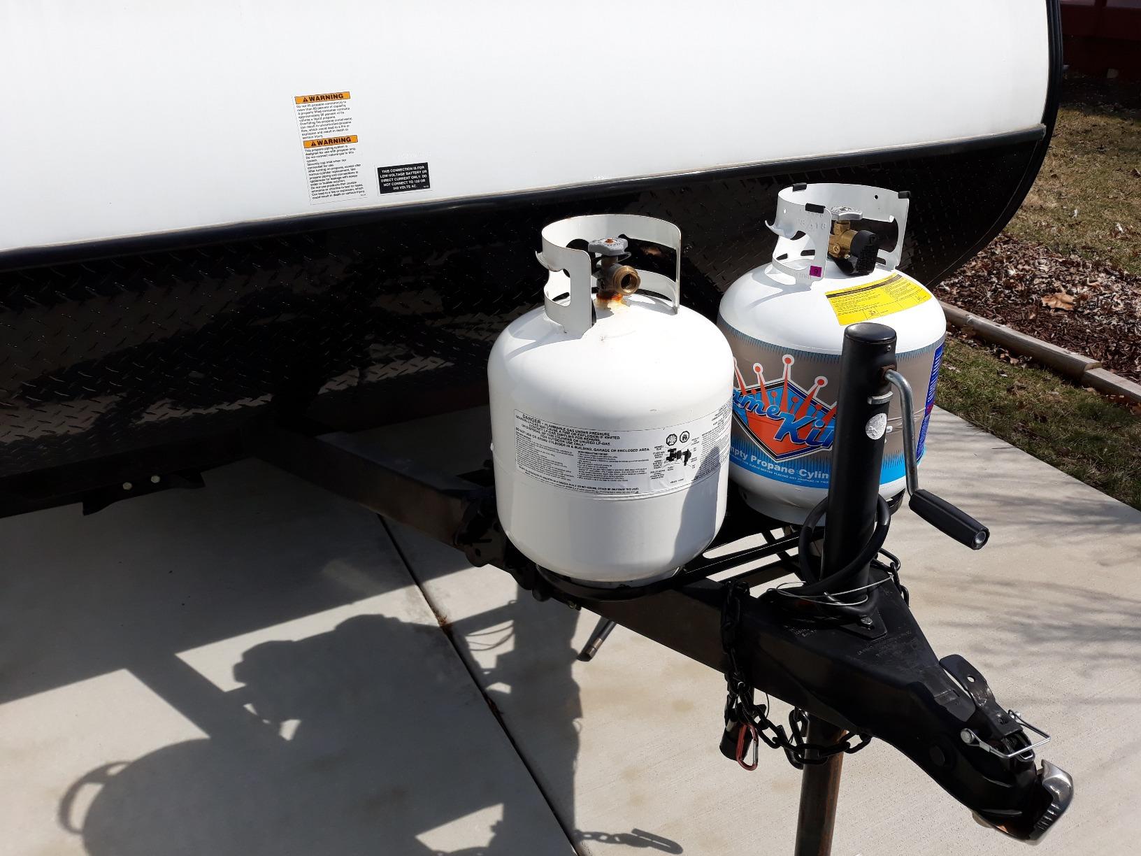 Flame King Dual RV Propane Tank Cylinder Rack for RVs and Trailers for 30lb Tanks - KT30MNT (Tanks Sold Separately), Black customer photo 2
