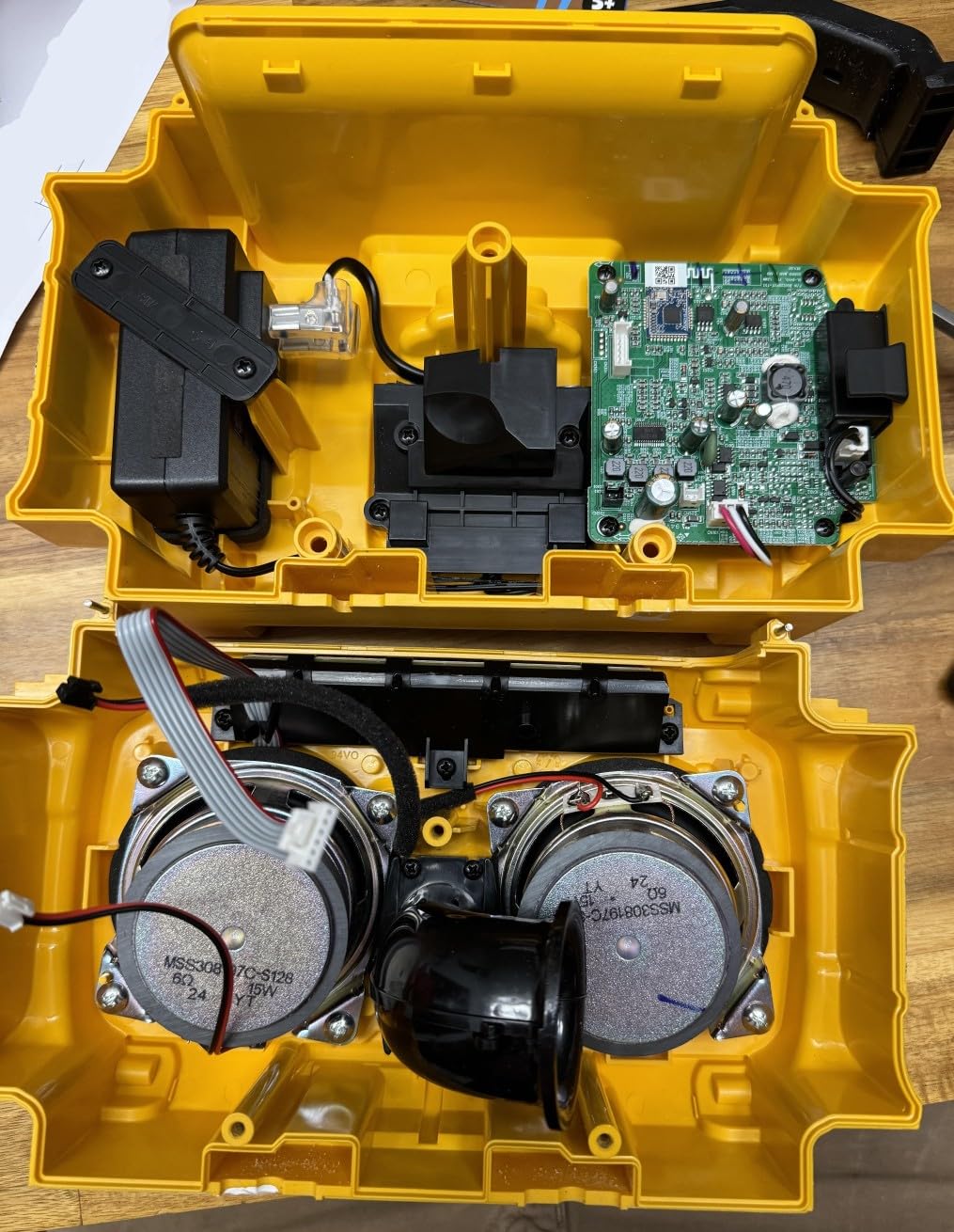 DEWALT 20V MAX Bluetooth Speaker, 100 ft Range, Durable for Jobsites customer photo 1