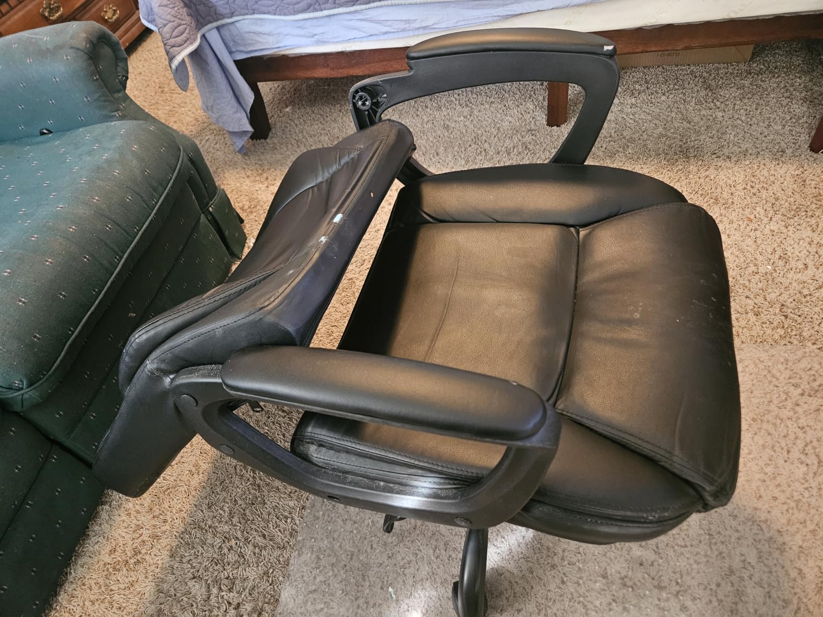 Amazon Basics Classic Puresoft PU Padded Mid-Back Office Desk Chair with Armrest, Easy Assembly, Sturdy Metal Base, Wheels, 275lb Support, 26