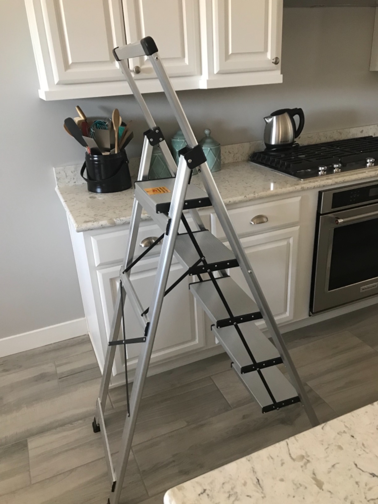 XinSunho 4 Step Ladder, Aluminum Folding Stool with Retractable Handgrip customer photo 1