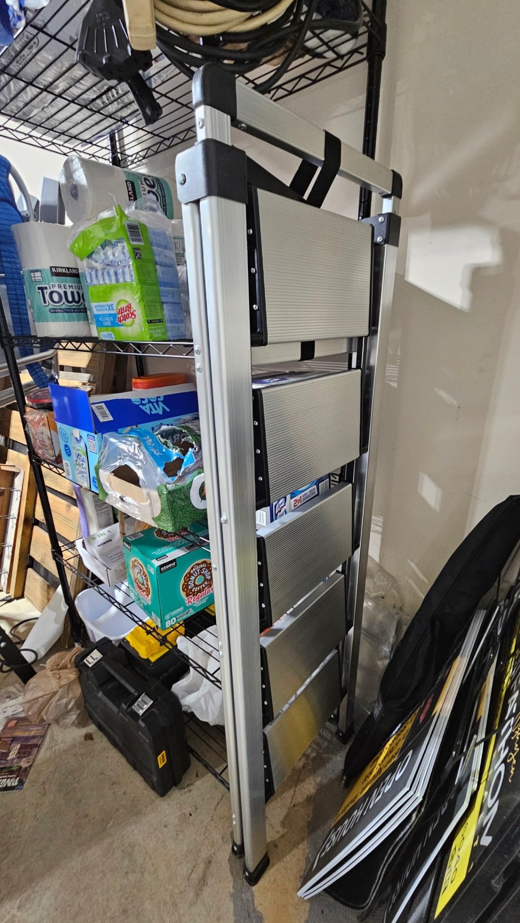 XinSunho 4 Step Ladder, Aluminum Folding Stool with Retractable Handgrip customer photo 2