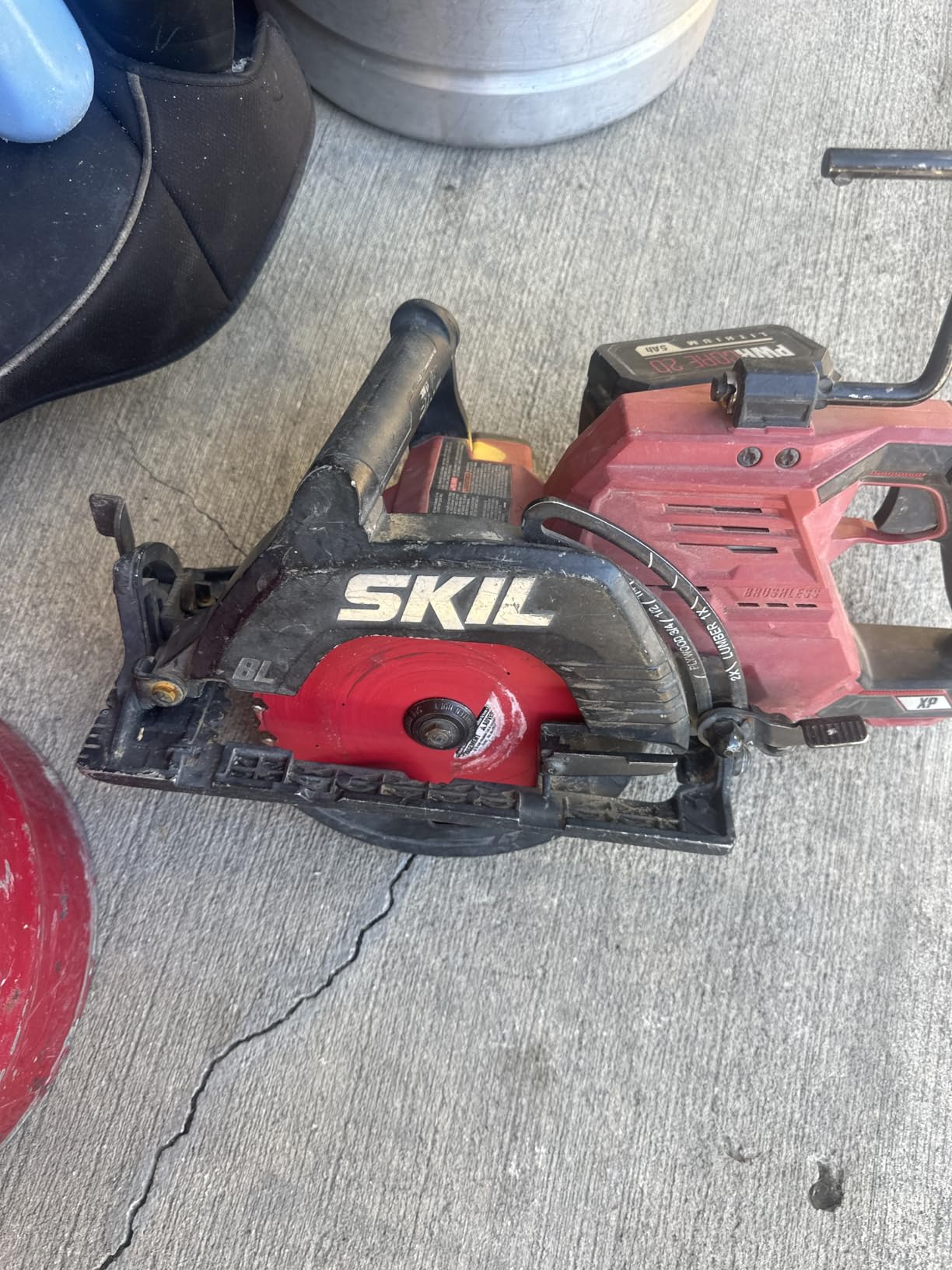SKIL 2x20V PWR CORE 20 Brushless 7-1/4” Rear Handle Circular Saw Kit Includes Two 5.0Ah Batteries and Dual Port Auto PWR Jump Charger-CR5429B-20, Red customer photo 2