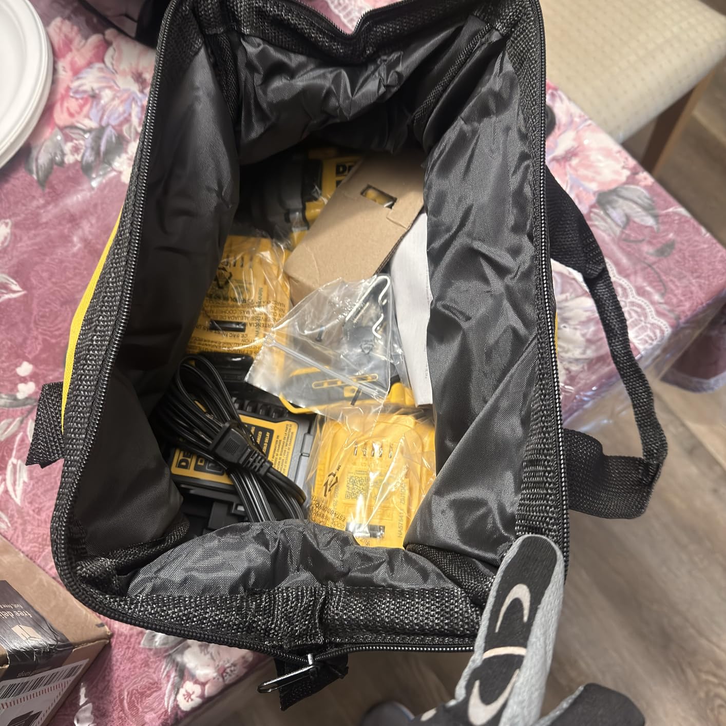 DEWALT 20V MAX Impact Wrench, Cordless, 1/2 inch, 2 Batteries and Charger Included (DCF891P2) customer photo 1