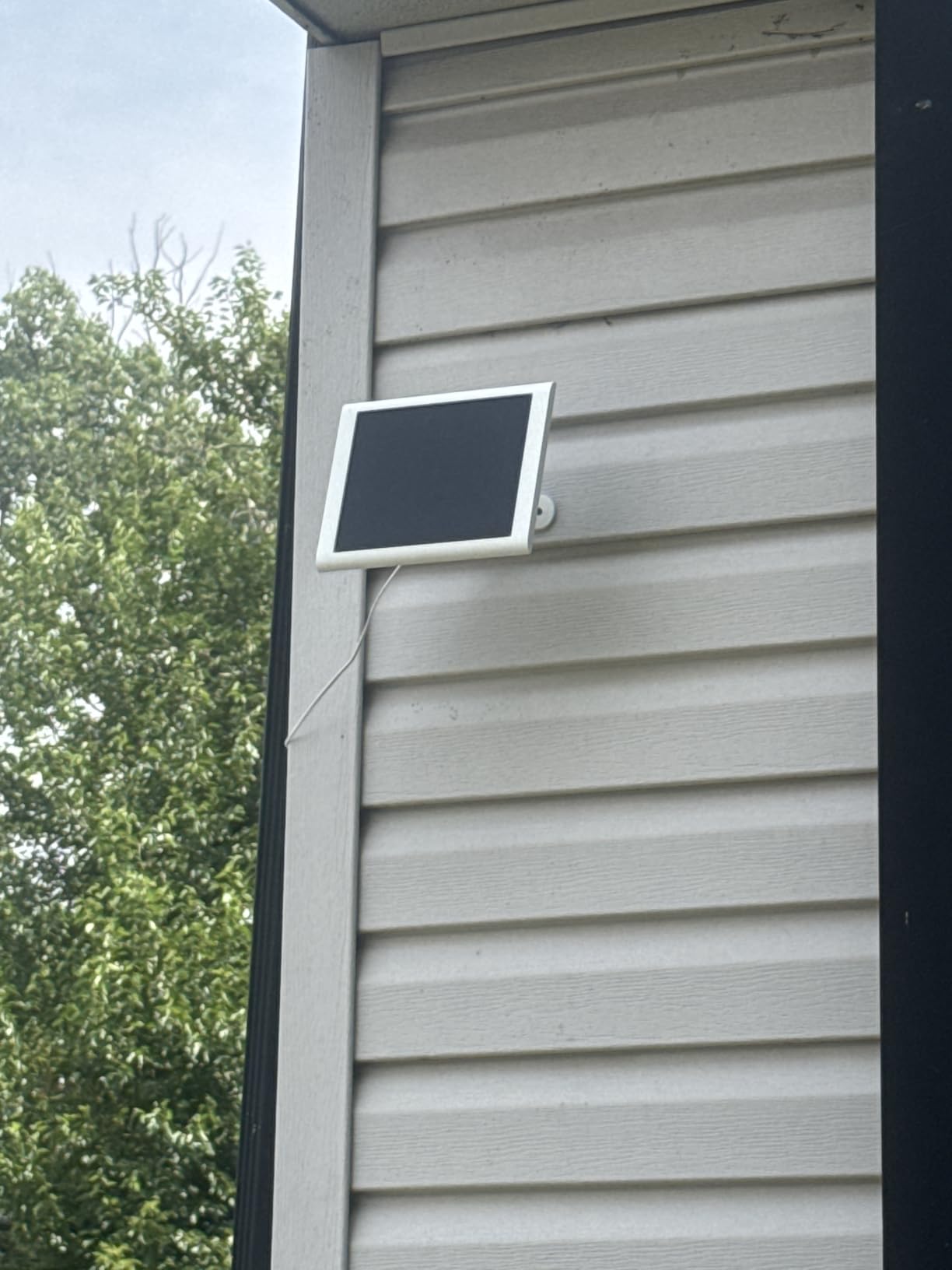 Ring Solar Panel (2nd Generation), 4W for Outdoor Cam Plus, Outdoor Cam (Stick Up Cam), Stick Up Cam Pro, Spotlight Cam Plus, Spotlight Cam Pro - Black customer photo 1