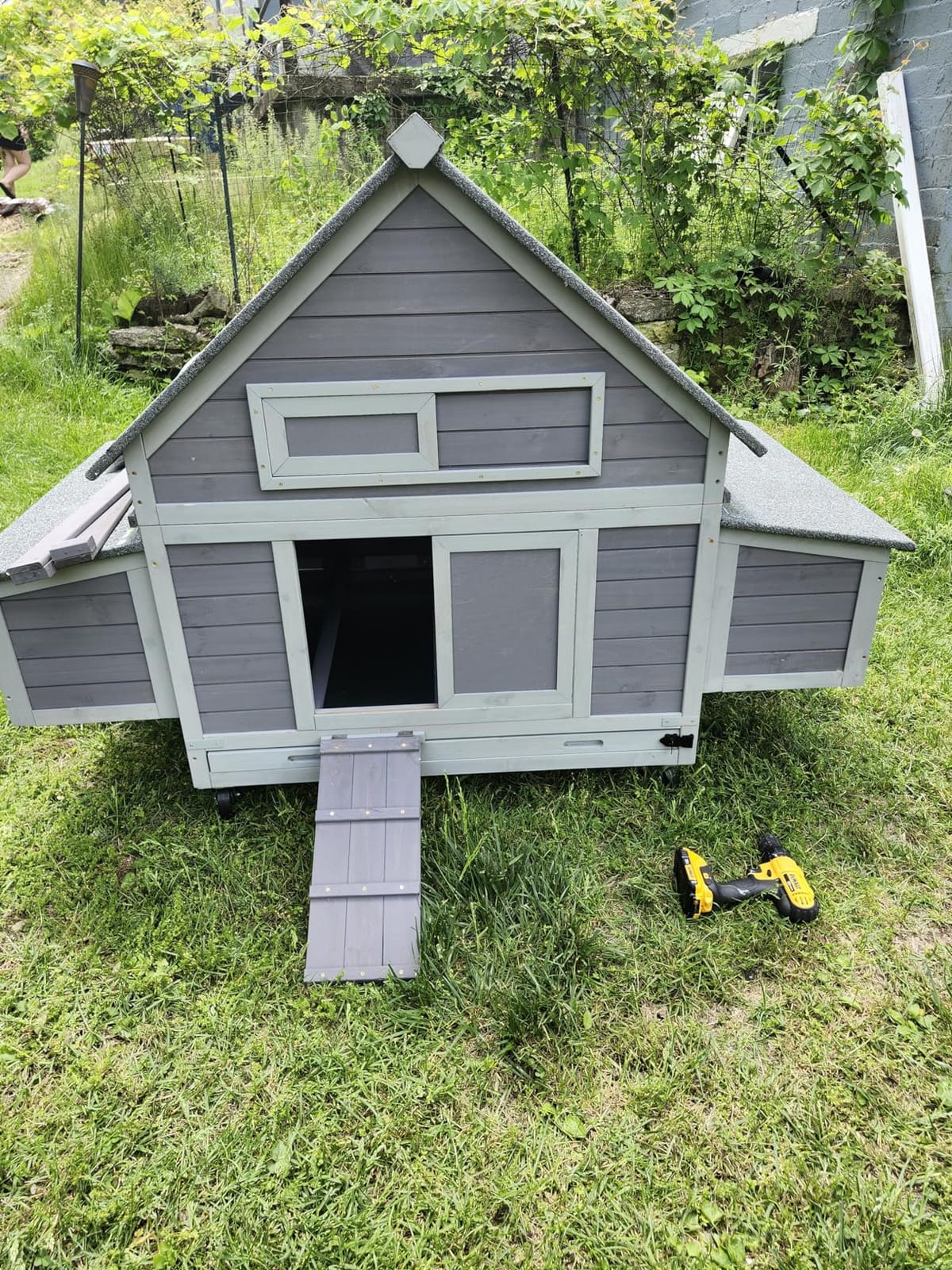GUTINNEEN Large Chicken Coop for 4-6 Chickens, Movable Thickened Wooden Hen House on Wheels with Easy Clean Removable Tray & 2 Nesting Boxes, Extra Large Outdoor Duck Cage & Rabbit Hutch customer photo 2
