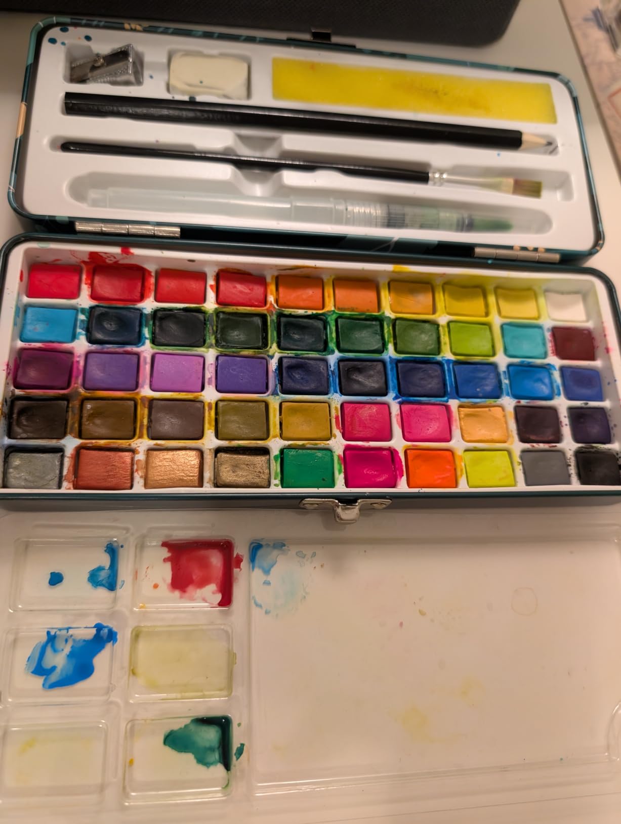 Artecho 50-Color Watercolor Paint Set, Compact Travel Tin Case | 50 Colors: 46 Classic & 4 Fluorescent; 2 Brushes and 10 Watercolor Sheets for Beginners, Gifting and Travel Painting customer photo 2