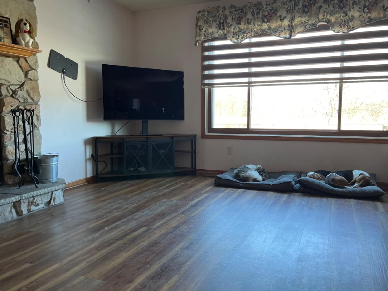 HOMISSUE Corner TV Stand for 55 Inch TV, Rustic Corner Entertainment Center with Storage, Industrial Media Console Table with Sliding Barn Door, Entertainment Center for Living Room, Brown customer photo 1