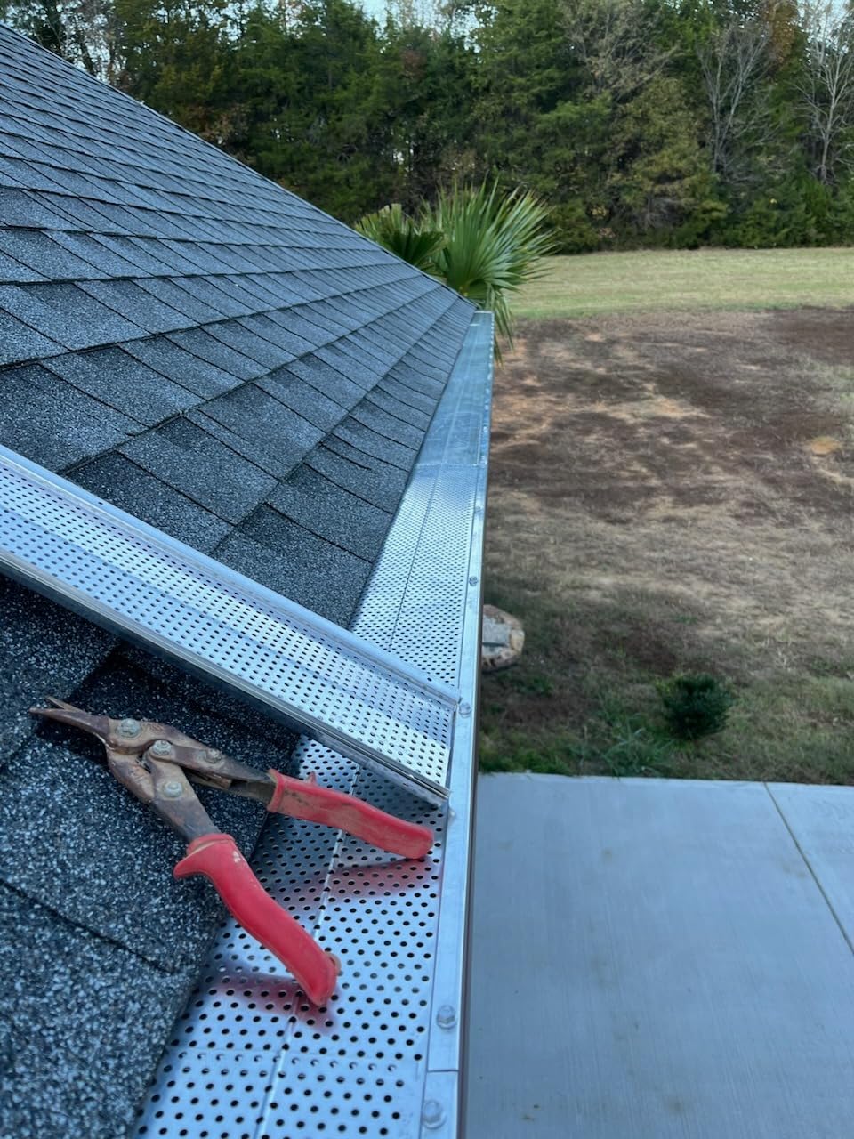 VEVOR Gutter Guard, 6 inch Width, Aluminum Leaf Filter DIY Gutter Cover, 52 PCS 208 ft Total Length, 0.157'' Hole Diameter & 0.02'' Thick Fits Any Roof or Gutter Type customer photo 2