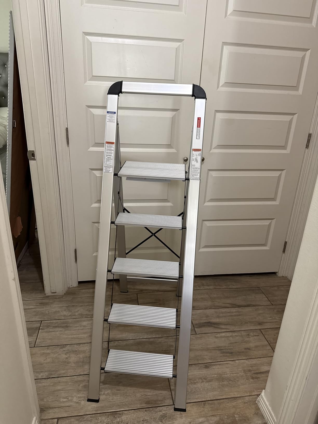 KINGRACK Aluminium 5 Step Ladder, Lightweight Step Stool with Non-Slip Pedals, Handrail, Folding Step Ladder for Kitchen, Garage, Home, Space Saving, Sturdy and Portable, Black customer photo 1