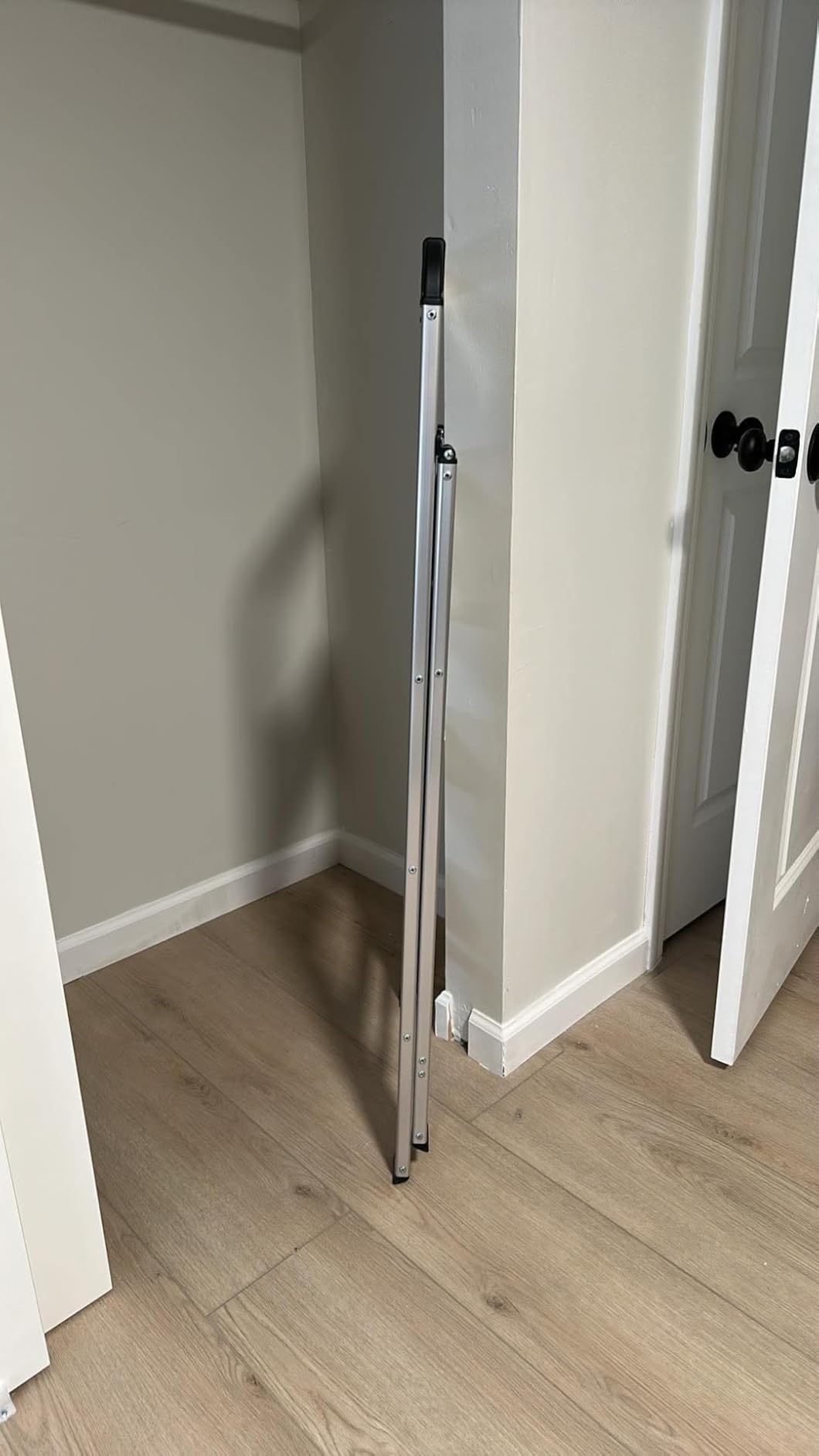 KINGRACK Aluminium 5 Step Ladder, Lightweight Step Stool with Non-Slip Pedals, Handrail, Folding Step Ladder for Kitchen, Garage, Home, Space Saving, Sturdy and Portable, Black customer photo 2