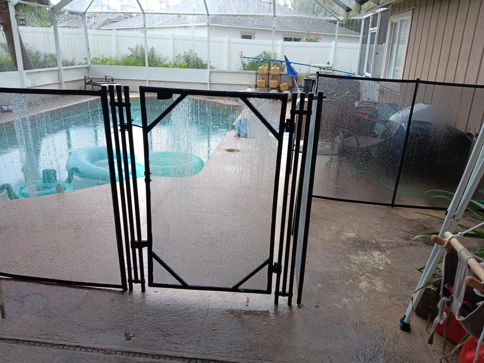 VEVOR Pool Fence, 4 x 2.5 FT Pool Gate for Inground Pools, Pool Safety Fence Gate Kit with Stainless Steel Latch, Removable Child Safety Pool Fencing, Black, 4FTx2.5FT customer photo 1