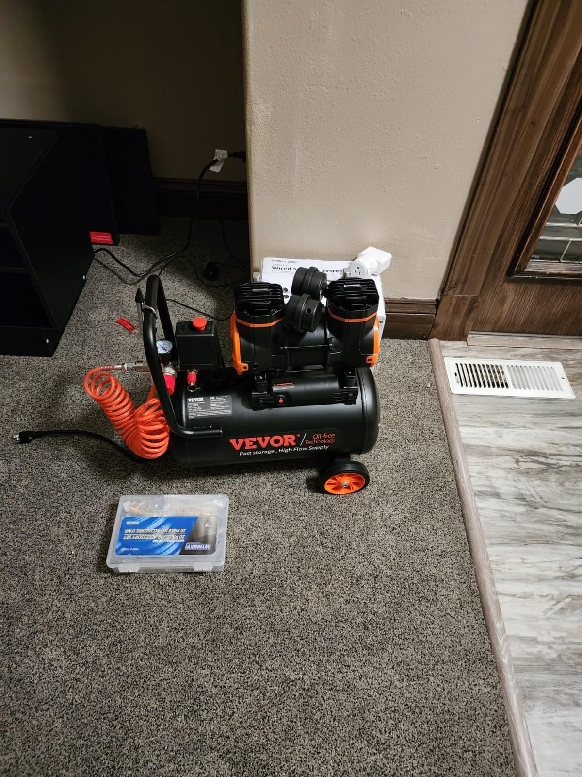 VEVOR Air Compressor, 1 Gallon Steel Tank, 1HP 1.5CFM @ 90PSI Oil Free Air Compressor & Max. 120PSI Pressure, 78dB Ultra Quiet Portable Compressor for Auto Repair, Tire Inflation, Spray Painting, 120V customer photo 1