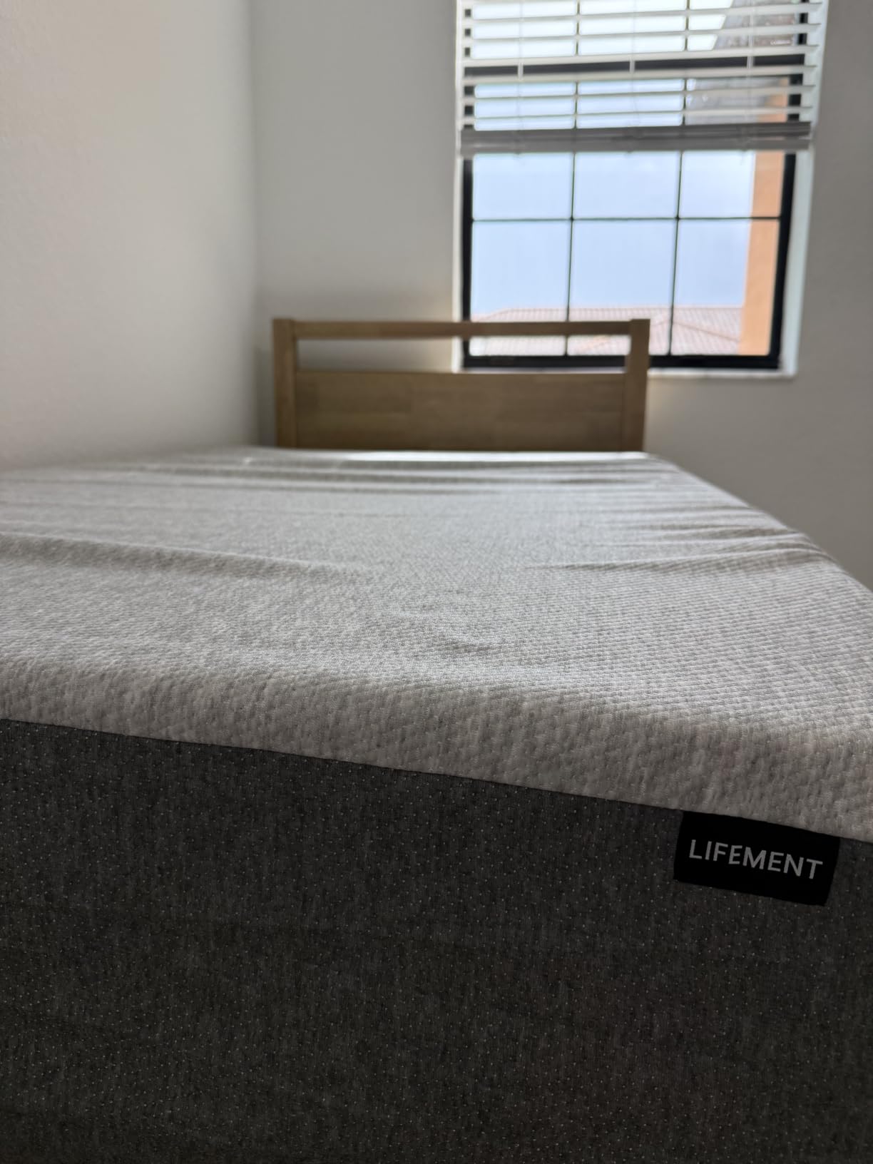 LIFEMENT Queen Mattress, 10 Inch Queen Size Mattress, Basic Copper Cooling Gel Memory Foam Mattress in a Box, Pressure Relief with Medium Firm Support, CertiPUR-US Certified, 80''L x 60''W customer photo 1