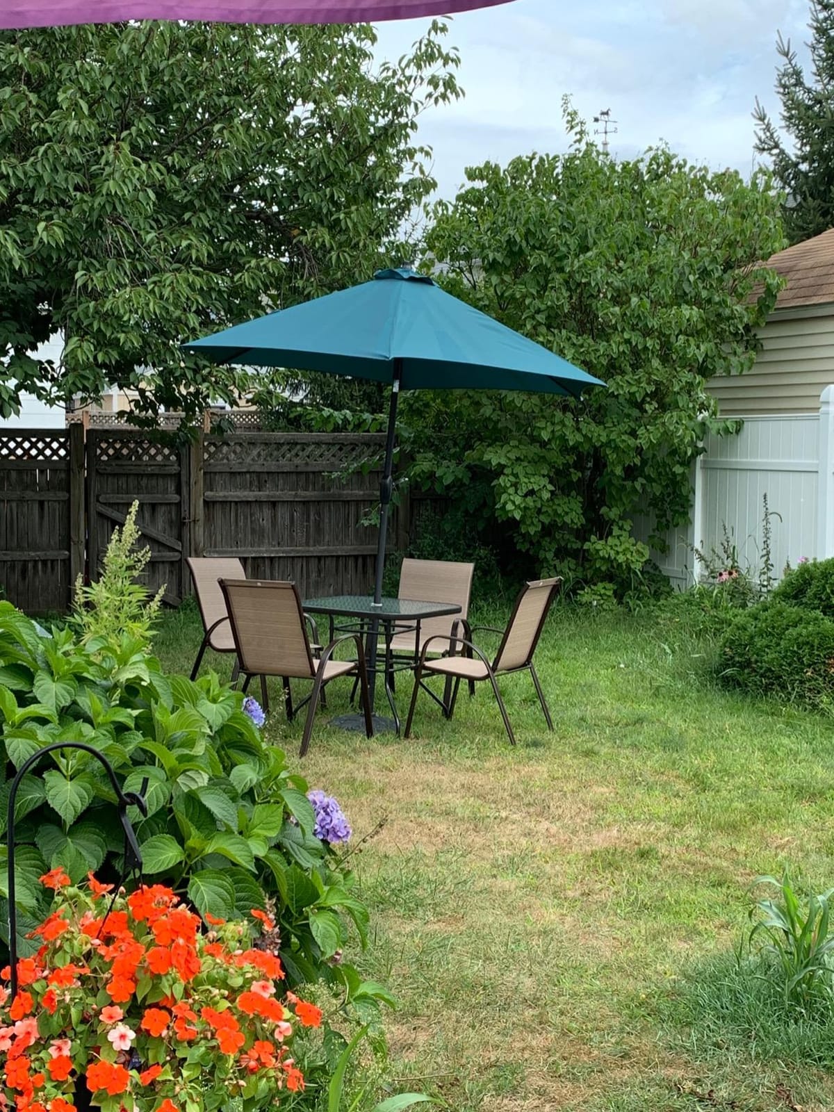 VINGLI 40'' Outdoor Dining Table with Umbrella Hole, All Weather Round Patio Table, Waterwave Tempered Glass Top and Metal Frame, for Garden Porch Balcony Yard customer photo 1