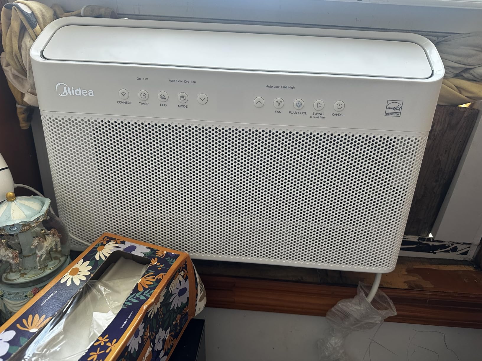 Midea 6,000 BTU U Shaped Window Air Conditioner, Cools up to 250 Sq Ft customer photo 2